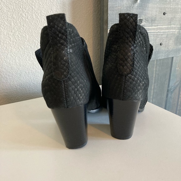 ******SOLD*******Jeffrey Campbell Rowlan Snakeskin Booties - Picture 4 of 6